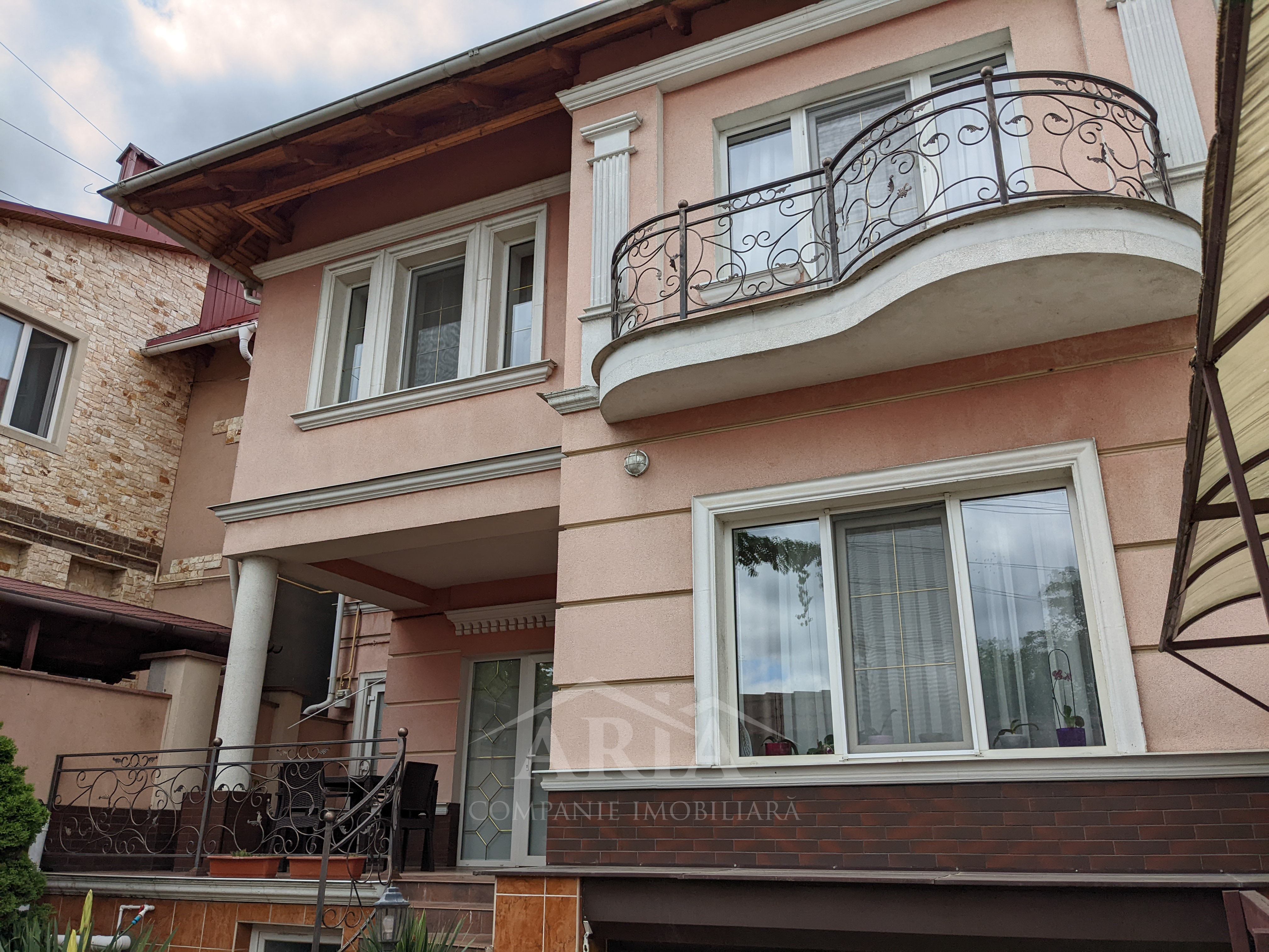 VÂNDUT Casă de vânzare, cu 2 nivele, cu aria de 201 m2 și teren de 2 ari în mun. Chișinău, Sculeni