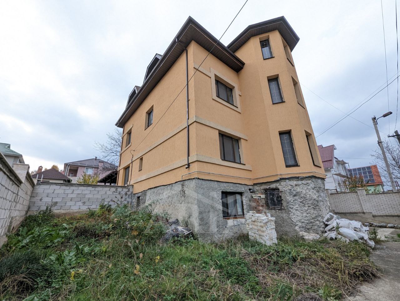 Vindem casă de locuit, cu 4 nivele, cu aria de 230 m2 și teren de 2 ari în mun. Chișinău, Codru