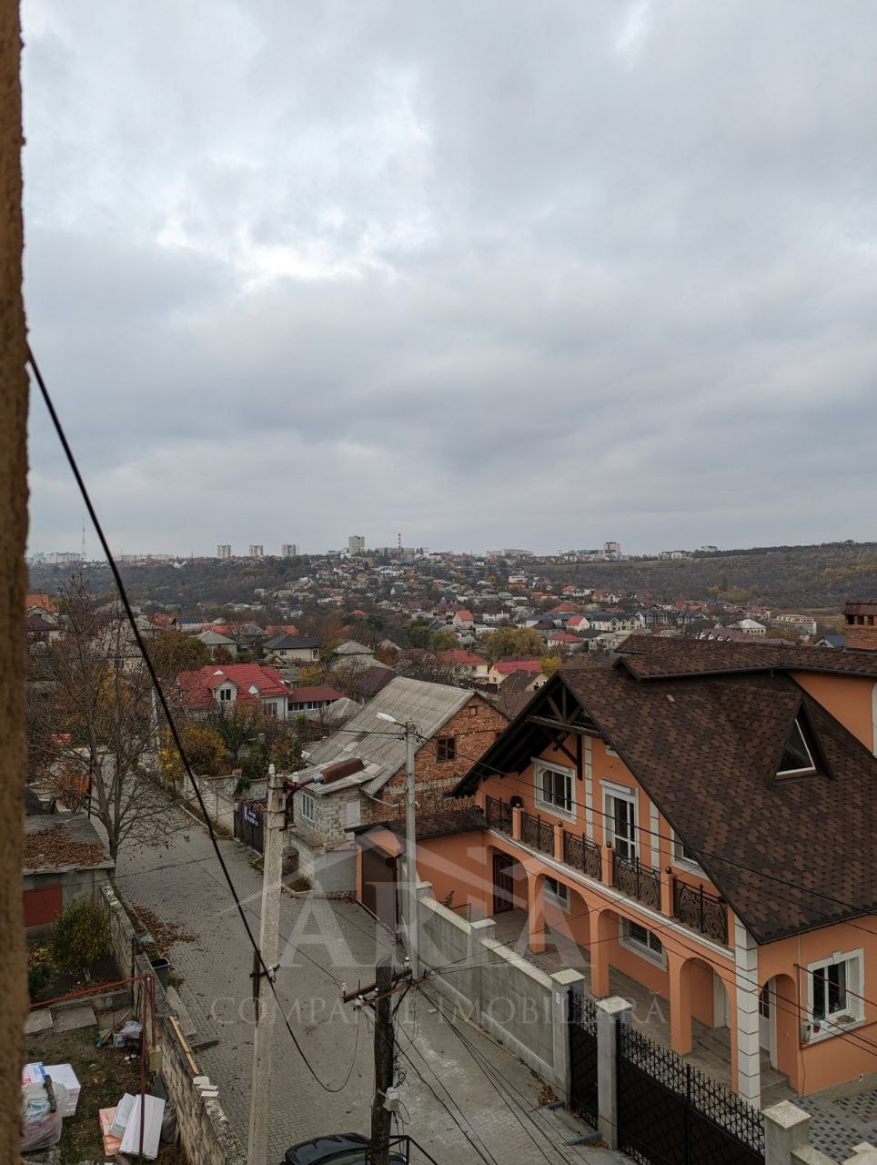 Vindem casă de locuit, cu 2 nivele, cu aria de 230 m2 și teren de 2 ari în mun. Chișinău, Codru
