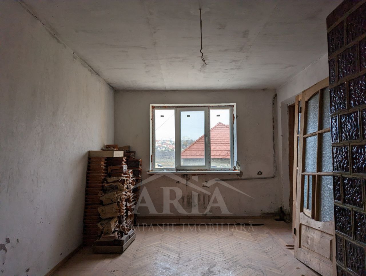 Vindem casă de locuit, cu 4 nivele, cu aria de 230 m2 și teren de 2 ari în mun. Chișinău, Codru