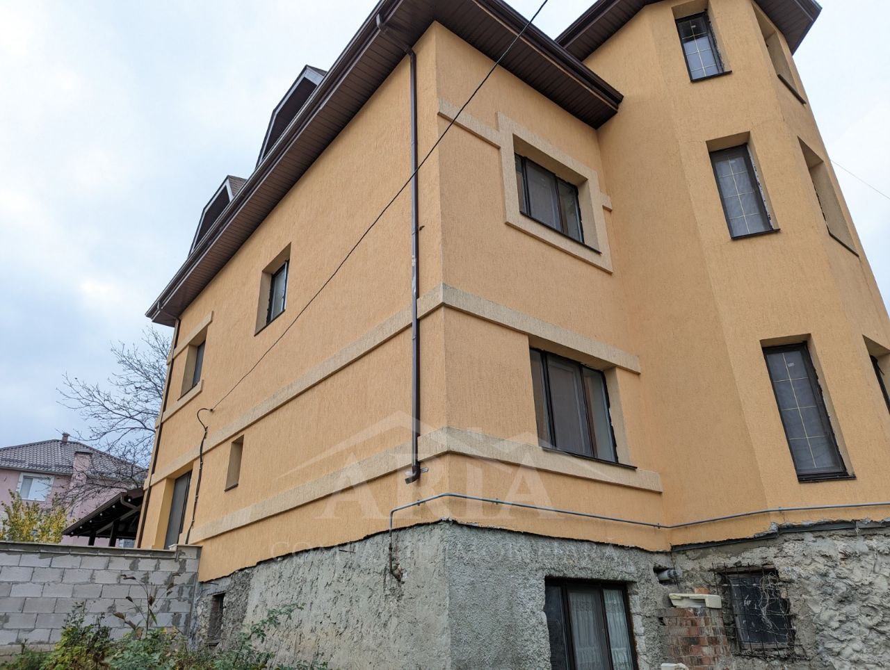Vindem casă de locuit, cu 2 nivele, cu aria de 230 m2 și teren de 2 ari în mun. Chișinău, Codru
