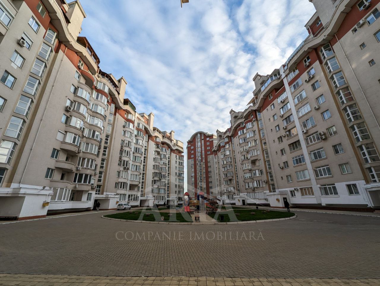 Apartament de vânzare, Chișinău, sec. Centru, Bloc Nou, 2 odăi + living, 93 m2, et.10